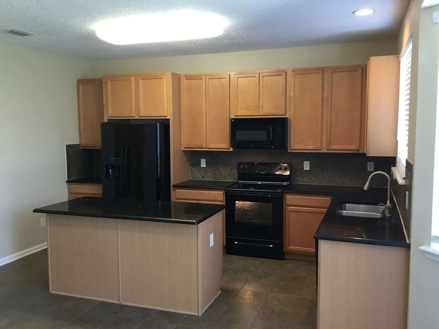 4 bed, 2.5 bath, 2801 sqft, $2,850 — Photo 2