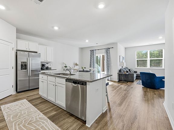 4th image of 176 Londonshire Dr.