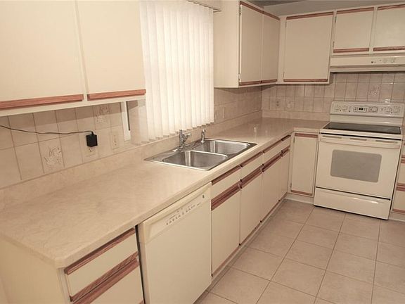 3rd image of 7 Penshire Cir