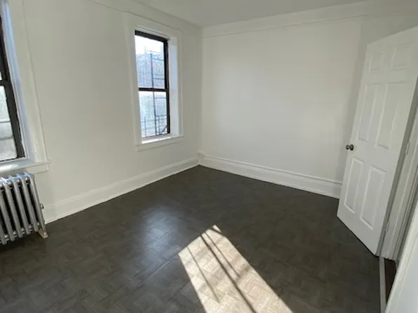 33-11 Crescent Street image 2 of 4