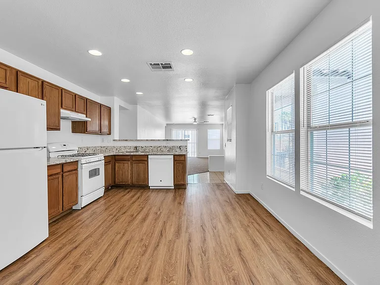 9648 Boylagh Ave — Photo 12