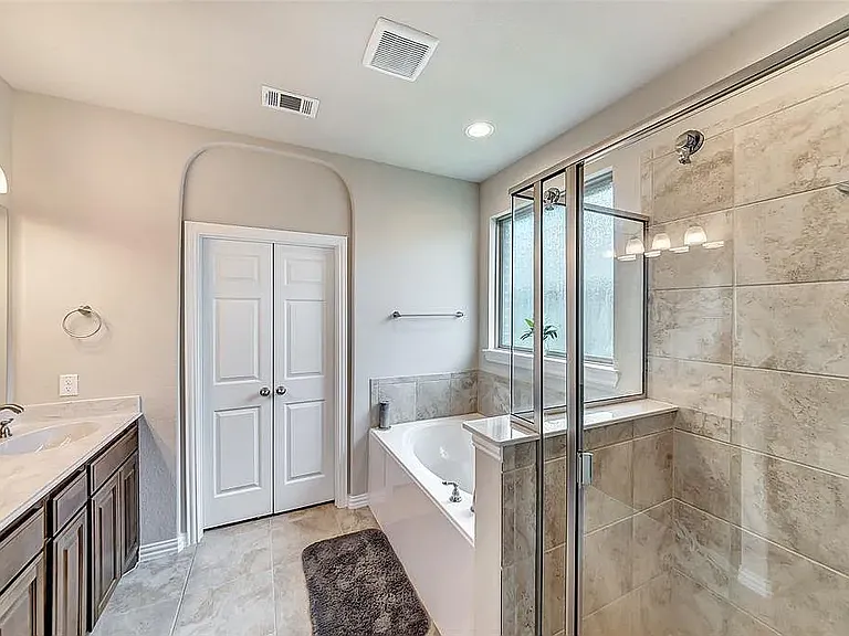 209 Douglas St — Photo 7