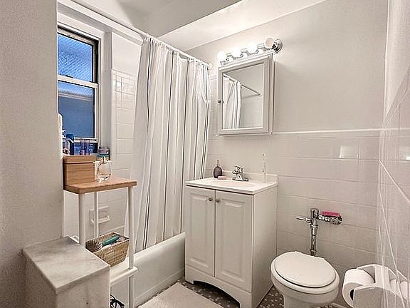 5th image of 404 E 66th St APT 6R