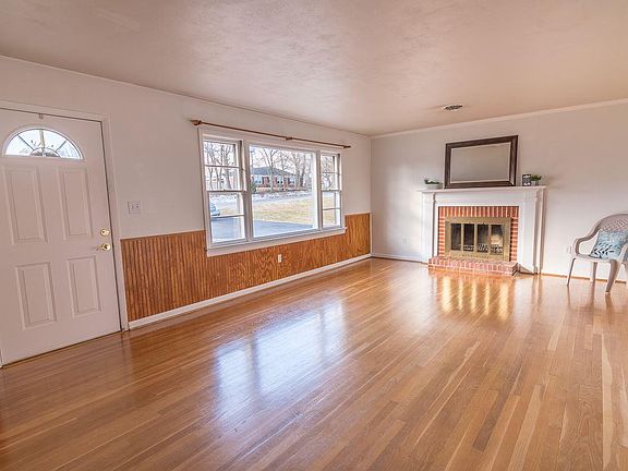 4th image of 110 Cambridge Dr
