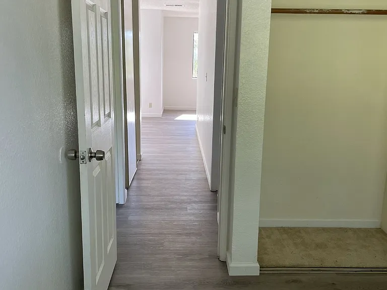 900 Cambridge Dr — Photo 6