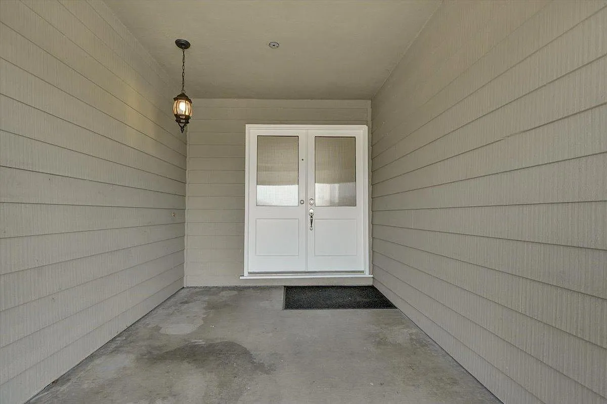 4 bed, 2.5 bath, 2010 sqft, $7,980 — Photo 4