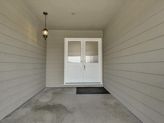 4th image of 207 Valencia Dr