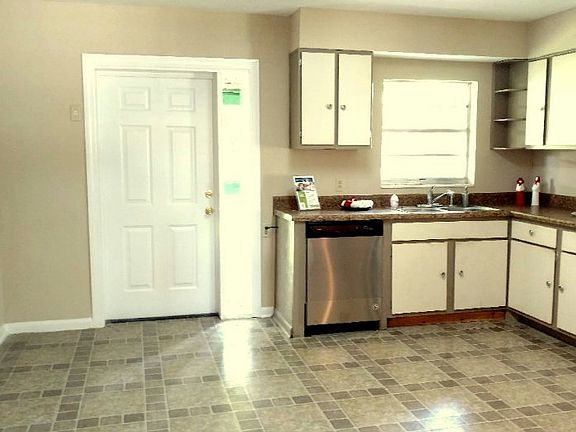 3rd image of 341 SW Wall Ter