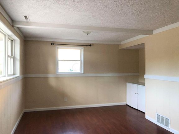 5th image of 580 Deerwood Ave