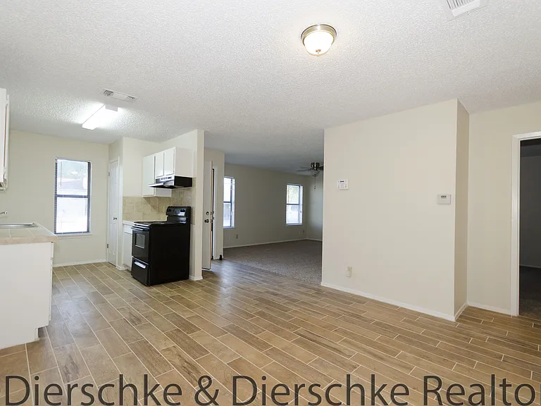 830 Van Zandt St — Photo 8