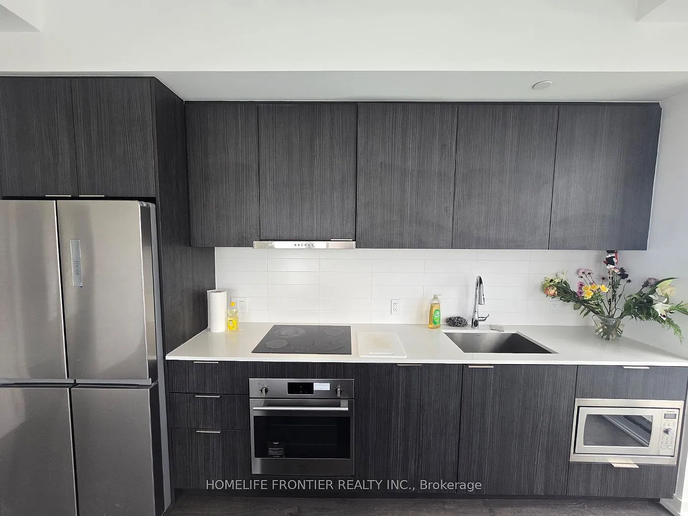 M2M Condos — Photo 3