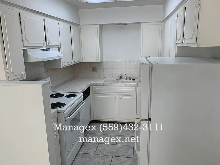 6060 N Poplar Ave — Photo 6