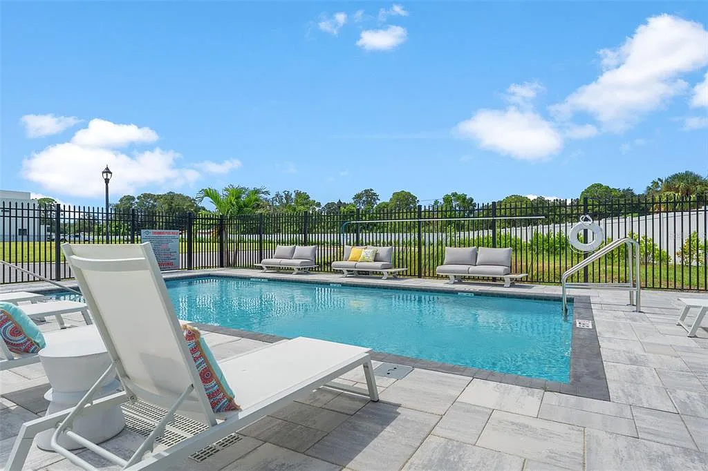 3 bed, 4.0 bath, 2351 sqft, $5,000 — Photo 2