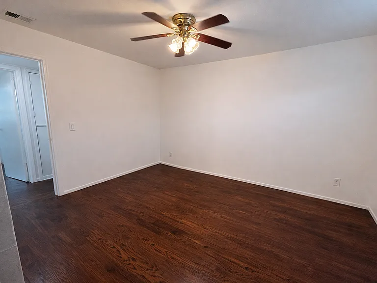 Spacious master bedroom with en-suite full bathroom.