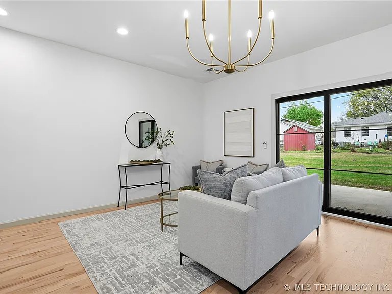 1414 E University Ave — Photo 10