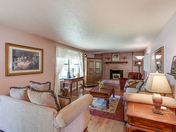 4th image of 216 Kennedy Dr