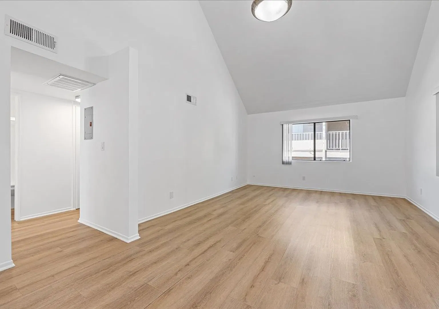 Gorgeous Top Floor Apartment | Sky High Vaulted Ceilings — Photo 2
