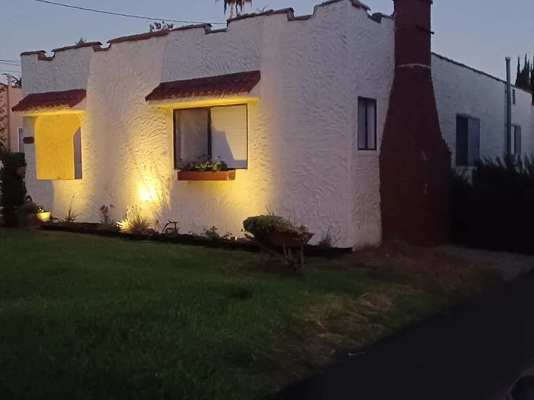 214 E Stocker St — Photo 5
