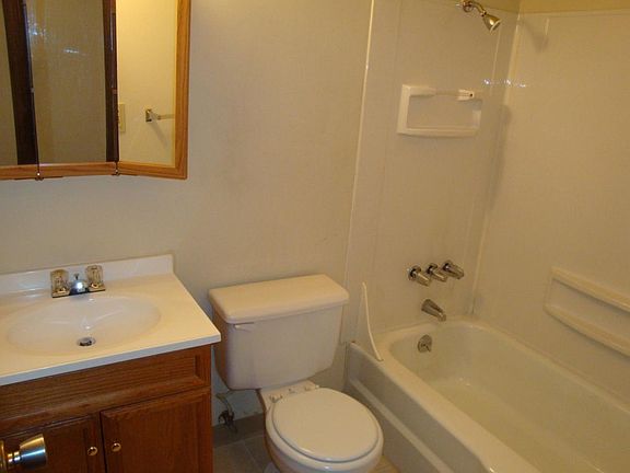 2nd image of 614 Knoll Dr APT 1