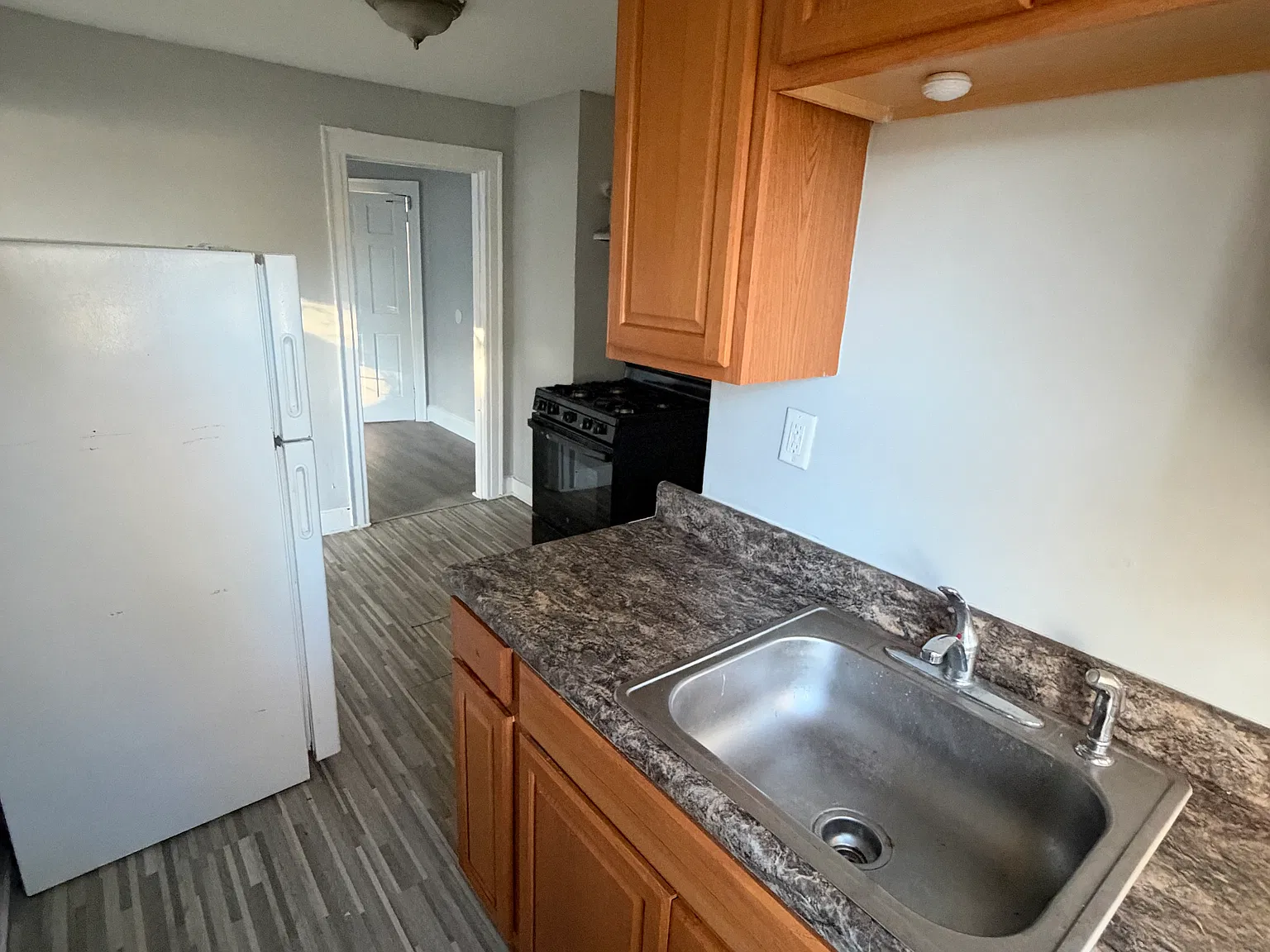 1 bed, 950 sqft, $1,300 — Photo 1
