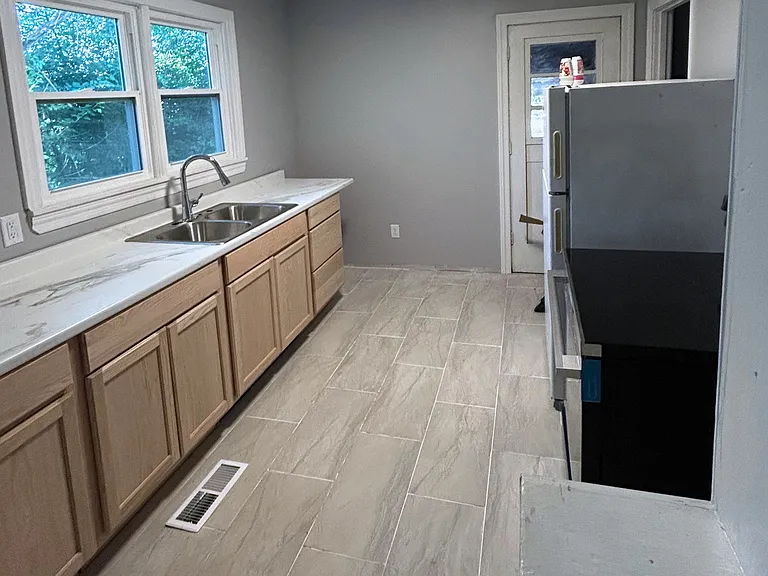 2711 Benton Ave — Photo 4