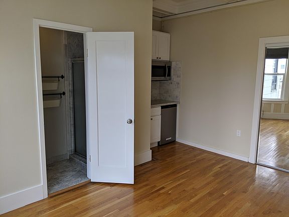 3rd image of 1631 Clay St APT 306