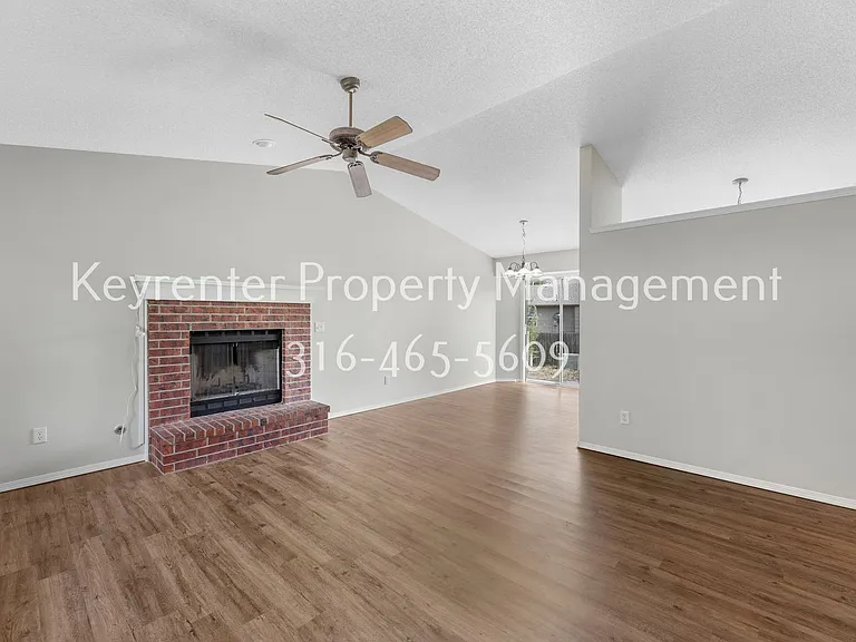 1610 E Summerwood St — Photo 2