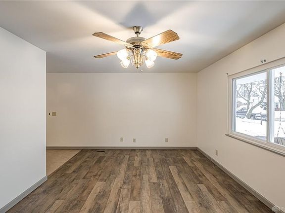 3rd image of 813 Bayberry Dr