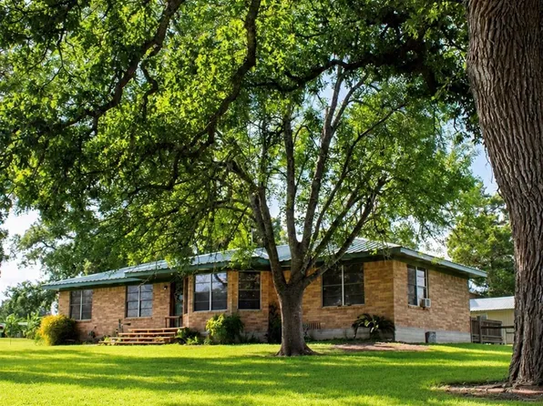 134 Private Road 1006, Hallettsville, TX 77964