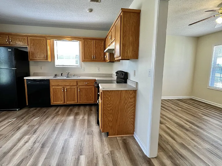 1118 Keith Ave — Photo 3