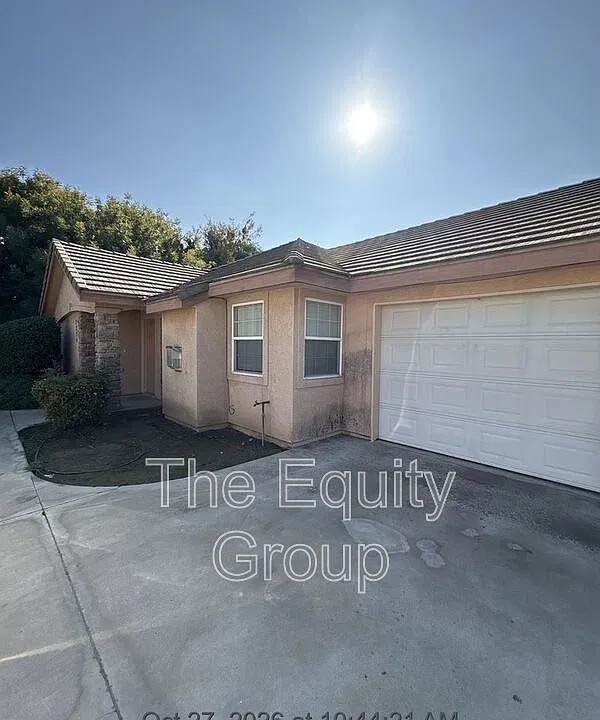 2224 N Vickie Ct