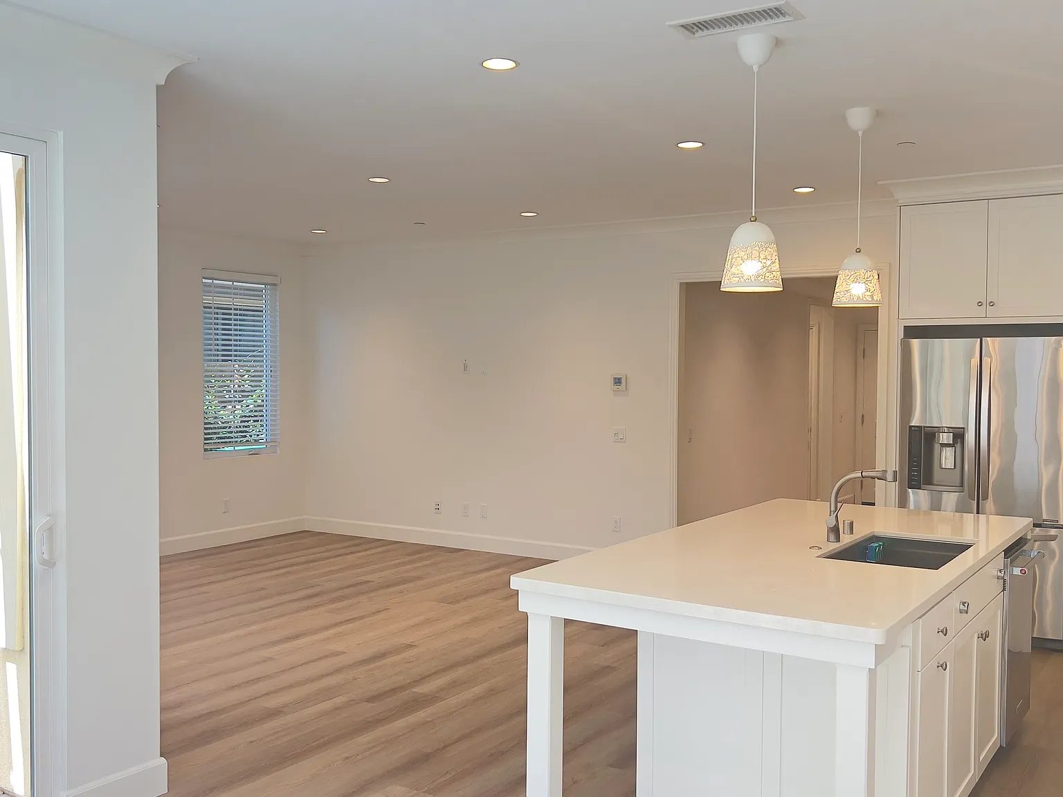 4 bed, 2435 sqft, $6,400 — Photo 4