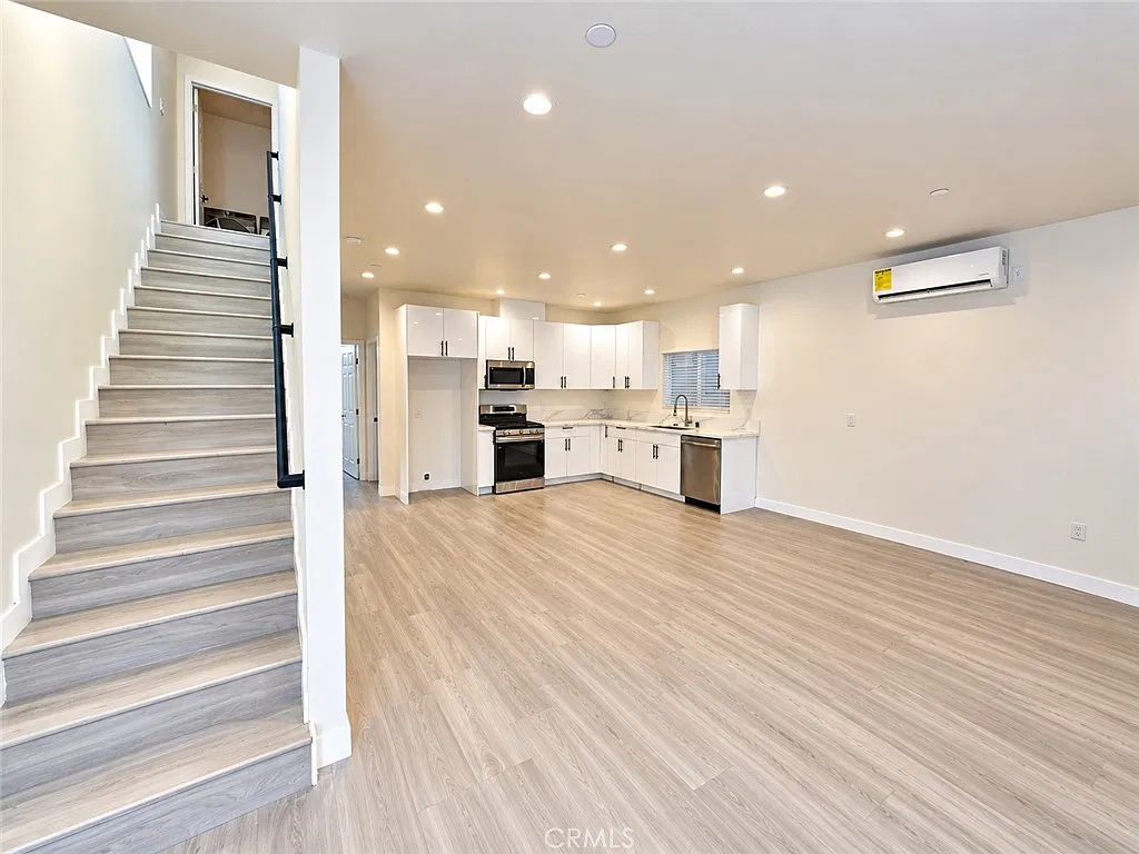 3 bed, 1300 sqft, $3,595 — Photo 1