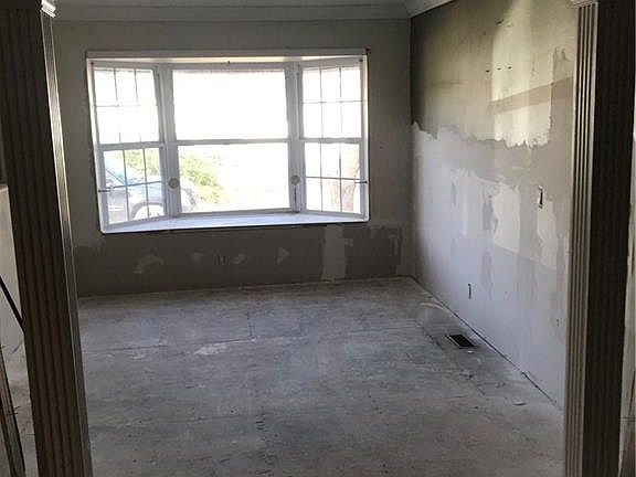4th image of 121 Breezy Ln