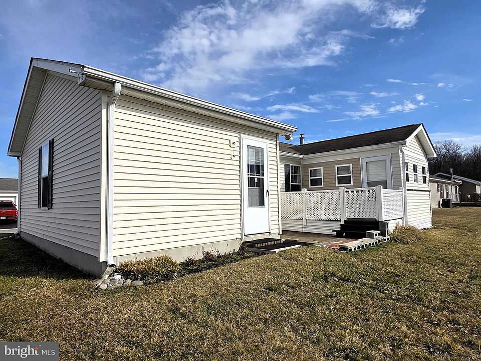 2nd image of 425 Moore Pl #425