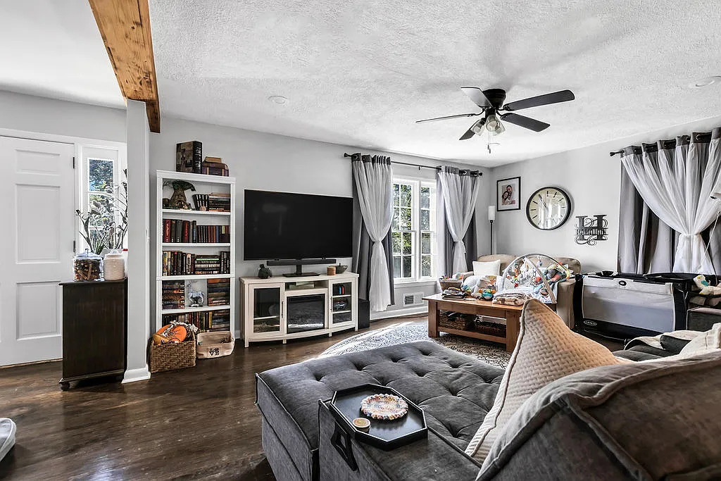4 bed, 2.5 bath, 2052 sqft, $2,300 — Photo 3