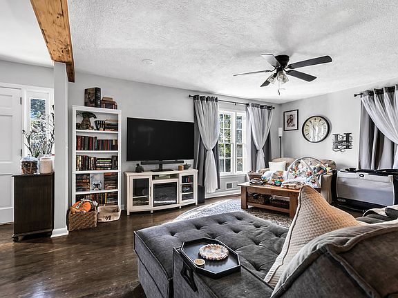 3rd image of 4023 Brookcrest Cir