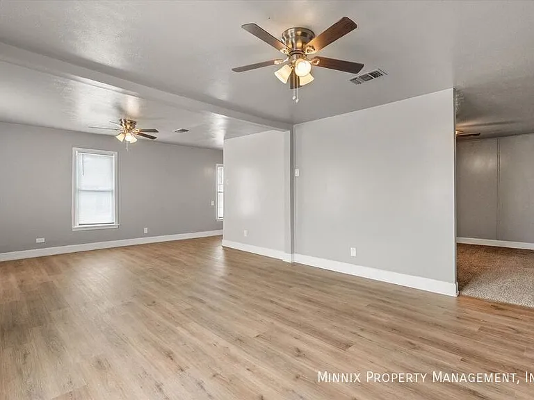 1302 Avenue E #1 — Photo 14
