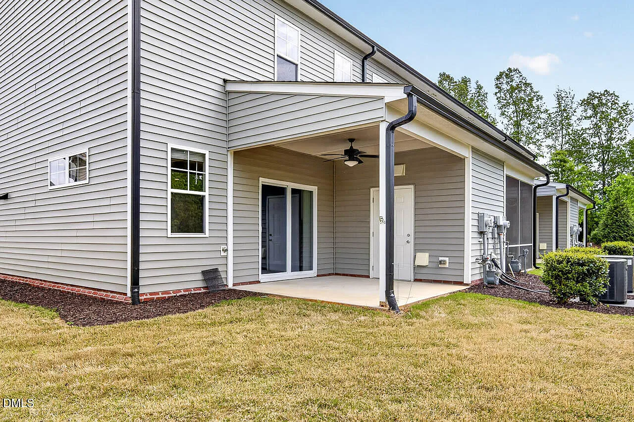 3 bed, 2.5 bath, 1600 sqft, $1,850 — Photo 3