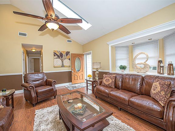 4th image of 111 Williams Way S