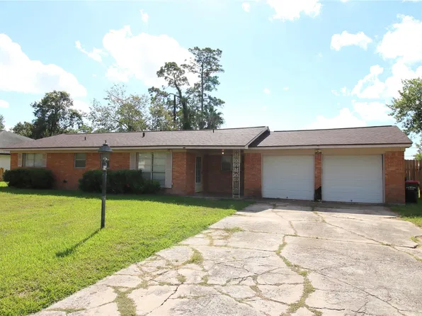 111 Staples Dr, Baytown, TX 77523