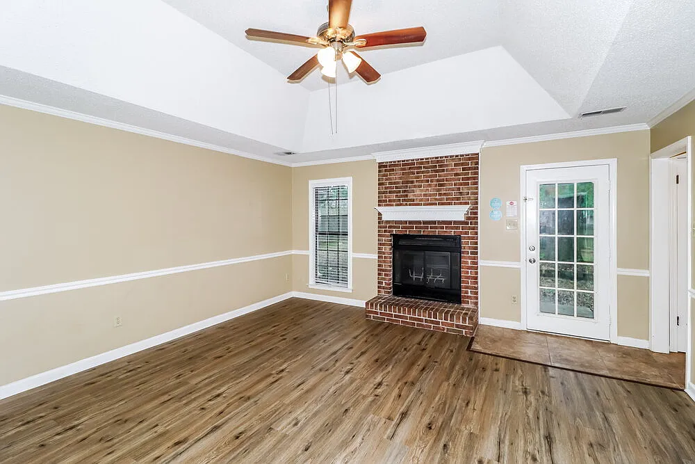 3 bed, 2.0 bath, 1334 sqft, $1,630 — Photo 4