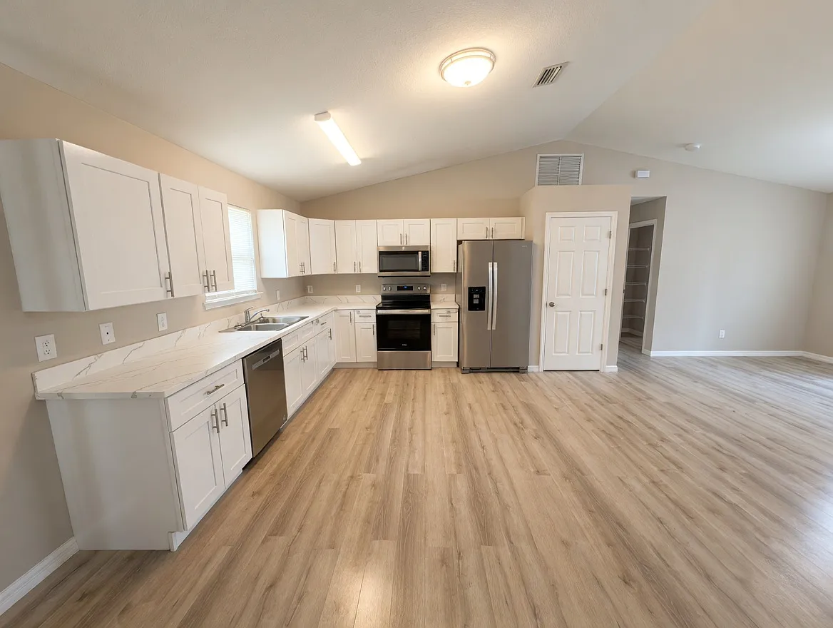 1252 County St East - 0 — Photo 2