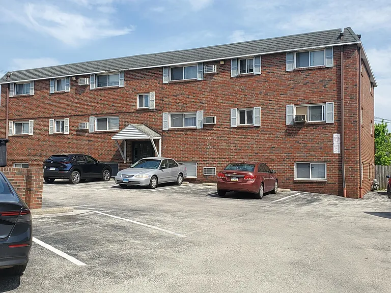 413 Maple St — Photo 11