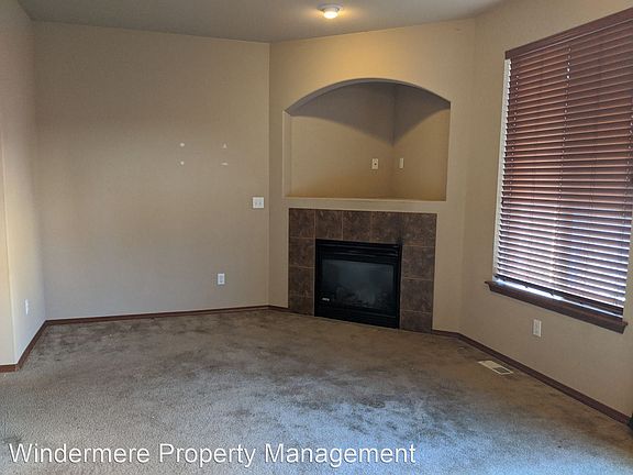 2nd image of 431 NE Miramar Cir