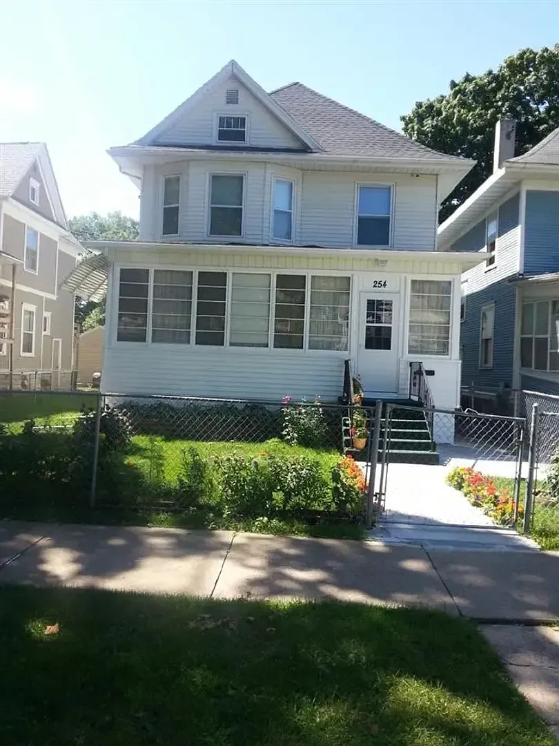5 bedroom 2 bath House — Photo 2