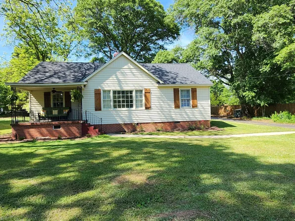 585 Hartwell St, Royston, GA 30662