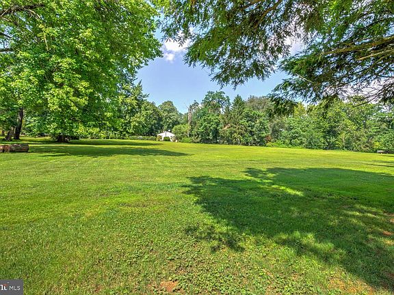 3rd image of 605 Sycamore Dr
