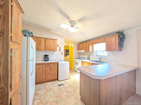 5th image of 59 Foxpointe Ct