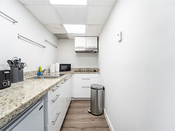4th image of 750 Collins Ave APT 302